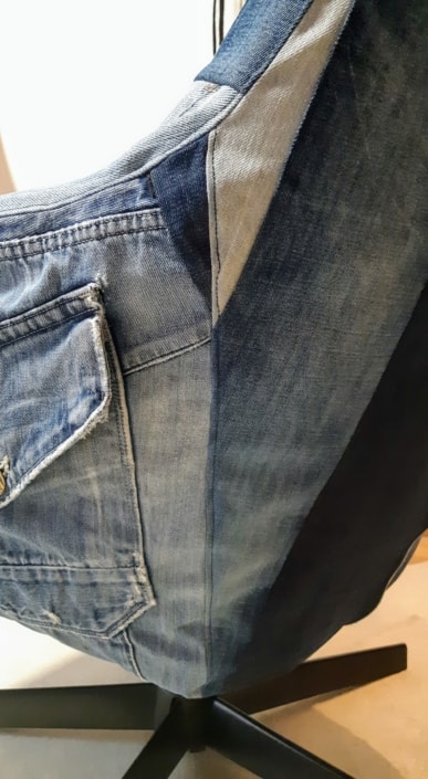 Stoel opnieuw bekleed in jeans van eigenaar, detail